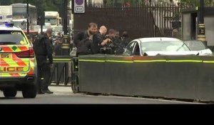 Londres: une voiture fonce sur les barrières de sécurité du Parlement