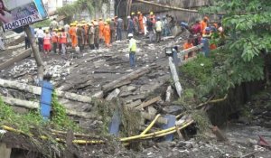Inde : effondrement d'un pont, les secouristes sur place
