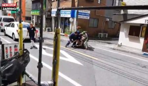 Japon : Un facteur aide des policiers attaqués par un homme armé (Vidéo)