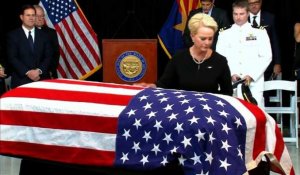 Des habitants de l'Arizona saluent la dépouille de John McCain