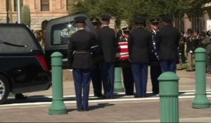 Le cercueil de McCain arrive au capitole d'Arizona