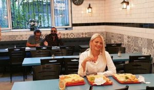 TPMP : Le making of du pré-générique avec Cyril Hanouna et Kelly Vedovelli dans un kebab (Exclu Vidéo)