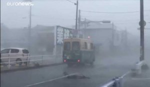 Japon : le typhon Jebi sévit