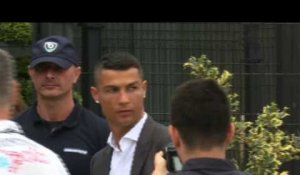 Football : Ronaldo salue ses fans à son arrivée à la Juve
