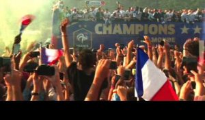 Foule en délire sur les Champs Elysées pour accueillir les Bleus