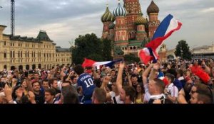 Les supporters de l'équipe de France enflamment la Place Rouge