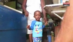 Un petit Ghanéen voit un homme blanc pour la première fois (Vidéo)