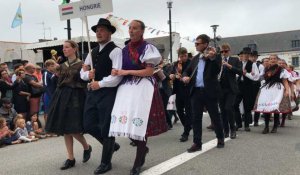 Mondial Folk Plozévet: le défilé des nations de la Fête des binioù 
