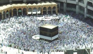 Des musulmans prient à la Kaaba avant le début du hajj