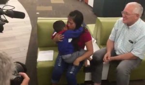 États-Unis : les retrouvailles bouleversantes d'une mère séparée de son fils (Vidéo)