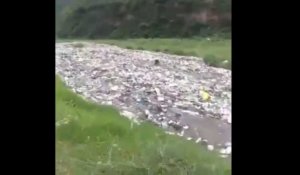 Inde : cette rivière est tellement polluée qu'on ne voit même plus la surface ! (Vidéo)