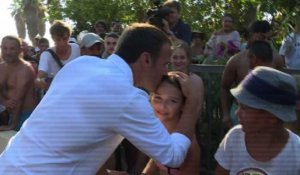 Premier bain de foule de Macron au pied du fort de Brégançon