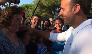 Bain de foule d'Emmanuel Macron à la sortie du fort de Brégançon