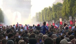 Attente des supporters français sur les champs Elysées et descente du bus des bleus