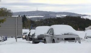 Intempéries: des voitures ensevelies sous la neige sur la RN88