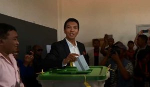 Madagascar: le candidat à la présidentielle Andry Rajoelina vote