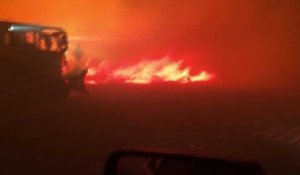 Les pompiers combattent les flammes du Sierra Fire