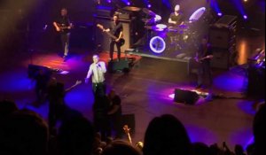 Le chanteur Morrissey attaqué en plein concert (vidéo)