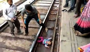Un bébé indien tombé sur les voies survit au passage d'un train