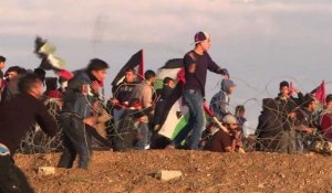 Des Palestiniens manifestent à la frontière entre Gaza et Israël