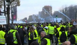 "Gilets jaunes": tensions sur les Champs Elysées
