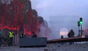 Gilets jaunes: nombreux départs de feux sur les Champs-Elysées