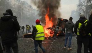 "Gilets jaunes": une remorque en feu à Paris
