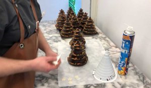 La Roche-sur-Yon. Fabrication d'un sapin en chocolat à l'Arbre à sucre