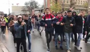Des lycéens manifestent dans les rues de Dunkerque ce lundi matin. 