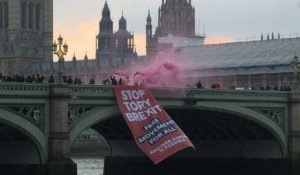 Londres: une banderole anti-Brexit brandie près du Parlement