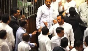 Sri Lanka: jets de piment et fournitures de bureau au parlement
