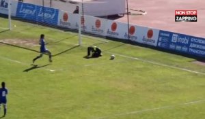 Une footballeuse marque alors que la gardienne se tord de douleurs (vidéo)