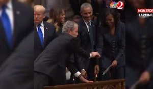 George W. Bush donne de nouveau un bonbon à Michelle Obama à des funérailles (vidéo)
