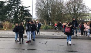 La Roche-sur-Yon. Manifestation de lycéens devant Mendes France