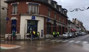 Les gilets jaunes bloquent les banques à Romilly-sur-Seine