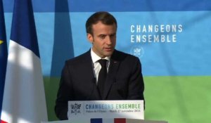 Macron: "je ne confonds pas les casseurs" et les manifestants