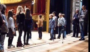 Une classe de CM1 de Longuenesse découvre le théâtre à l'italienne