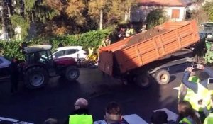 Gilets jaunes - Manosque : le camion déverse le purin devant la préfecture