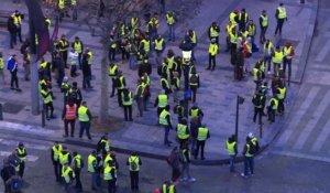 Les premiers "gilets jaunes" se massent sur les Champs-Élysées