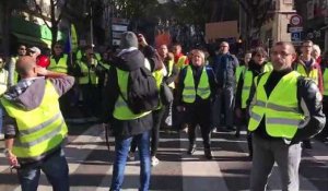 Marseille : les gilets jaunes entonnent La Marseillaise" devant la préfecture