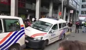 Bruxelles: une voiture de police vandalisée par des "gilets jaunes"