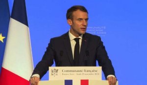 Macron promet de ne "jamais" reculer