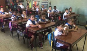 Cuba. Profitant de son voyage à Cuba avec Urban Voices, une institutrice nantaise se rend dans une école