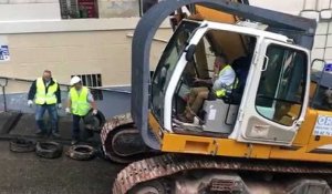 Effondrements d'immeubles à Marseille : un engin de terrassement arrive sur place