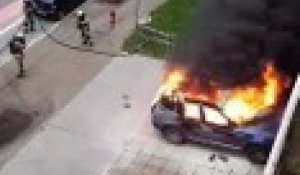 Une voiture incendiée en marge de la manifestation des Gilets jaunes à Bruxelles