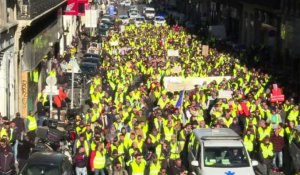 A Marseille, les "gilets jaunes" interpellent Macron