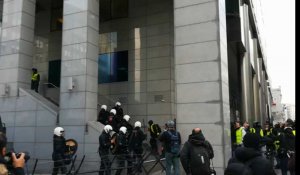 Affrontements entre les Gilets jaunes et la police à Bruxelles