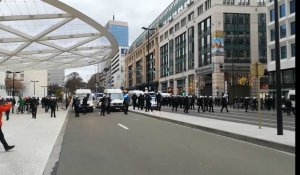 Bruxelles: la police bloque les gilets jaunes à Rogier