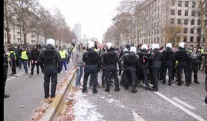 Bruxelles: la police repousse les gilets jaunes avec du gaz