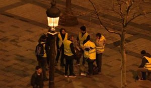 "Gilets jaunes": premiers rassemblements sur les Champs-Élysées